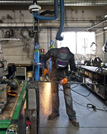Nacho Carbonell en pleno proceso de fabricación en su taller de Eindhoven, donde realiza personalmente sus productos, todos, piezas únicas.