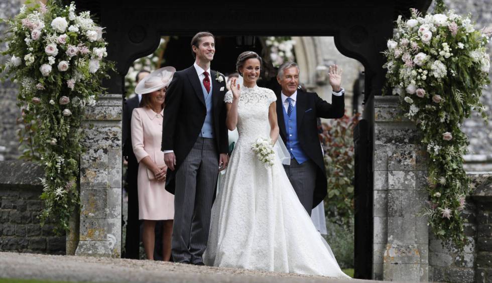 Imagen de la boda de Pippa Middlenton donde se puede ver a su suegro, David Matthews, justo detrás de ella saludando.AP