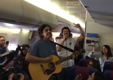 Taburete da un concierto por sorpresa en mitad de un vuelo universitario a Riviera Maya