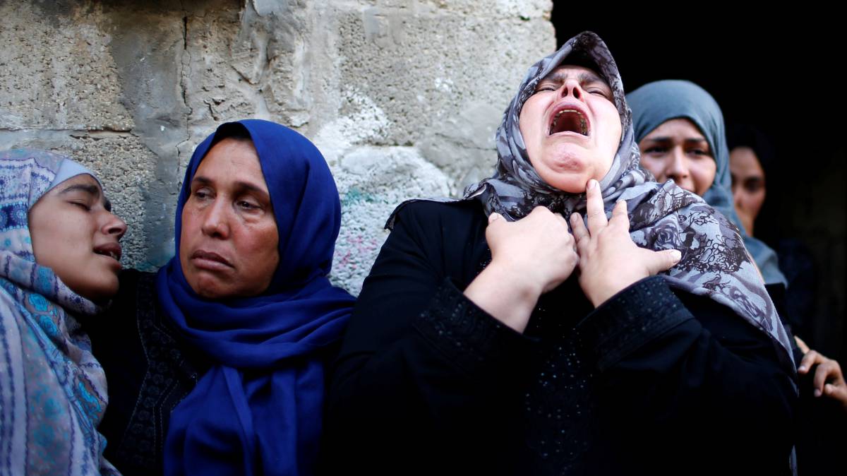 Familiares del palestino Faris al-Reqib, de 29 años, asesinado por el ejército israelí durante los enfrentamientos en la frontera entre Gaza e Israel, se lamentan durante el funeral celebrado en Khan Younis, en el sur de la franja de Gaza.