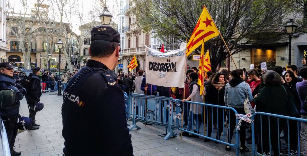 Manifestación en Palma frente a la Delegación del Gobierno para pedir la puesta en libertad de los políticos catalanes detenidos.