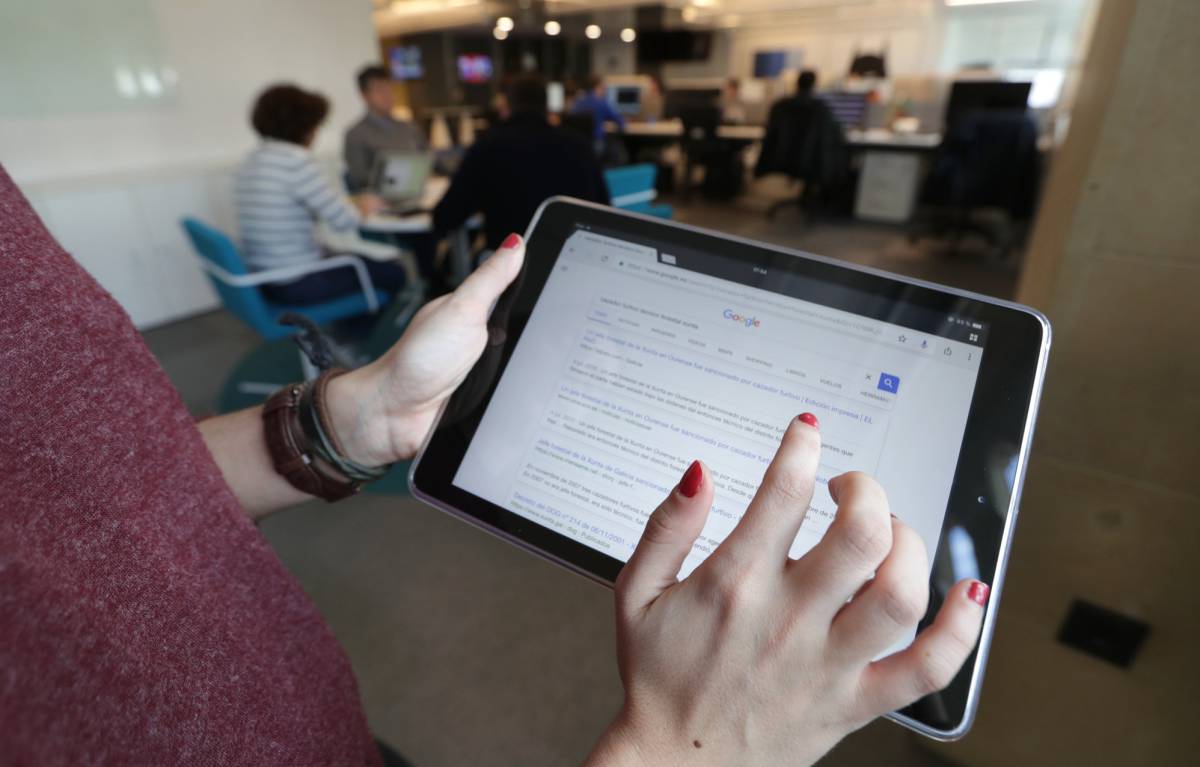 Una usuaria de Google busca una noticia en la web.