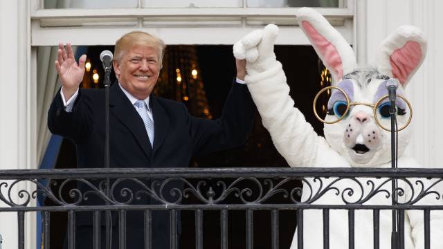 Trump, junto al conejo de Pascua en la Casa Blanca.