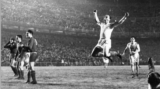 Alfredo Di Stéfano celebra un gol en el Santiago Bernabéu.