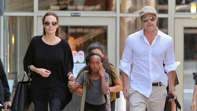 Angelina Jolie y Brad Pitt, con algunos de sus hijos.