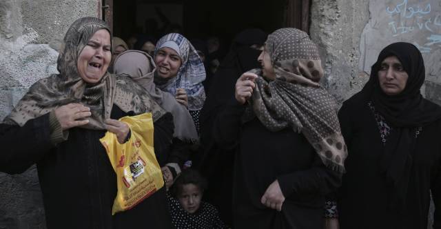 Mujeres palestinas lloran por la muerte de un familiar.