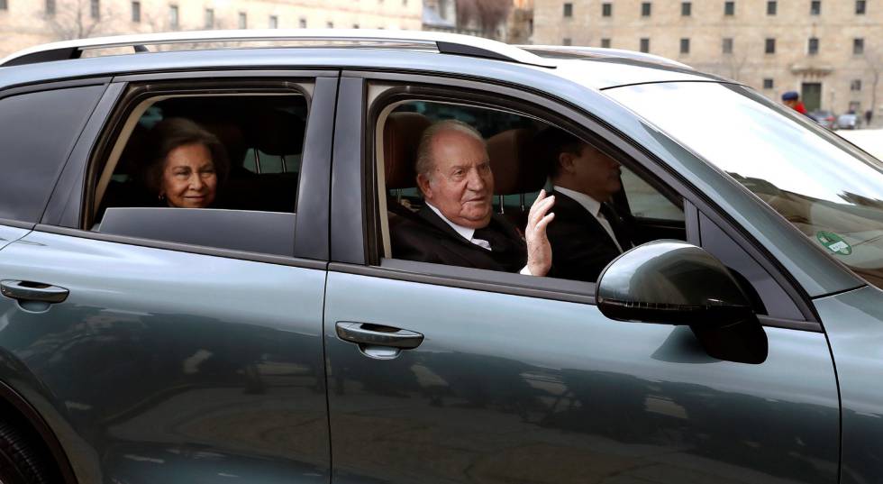 Los Reyes eméritos don Juan Carlos y doña Sofía a su llegada hoy al Monasterio.