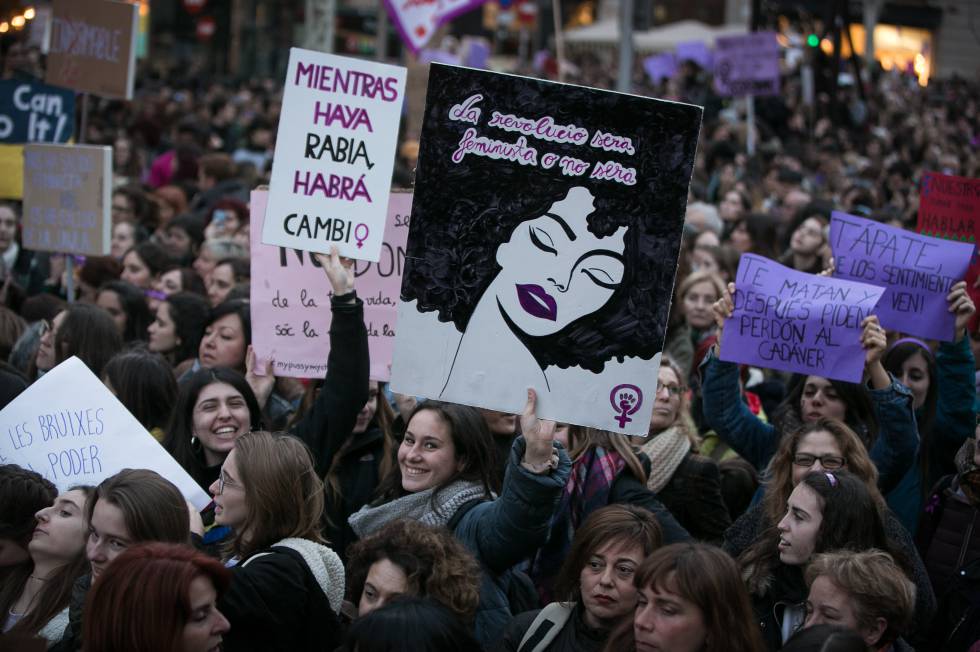Manifestación en el Paseo de Gracia por la Huelga del 8 de marzo. 