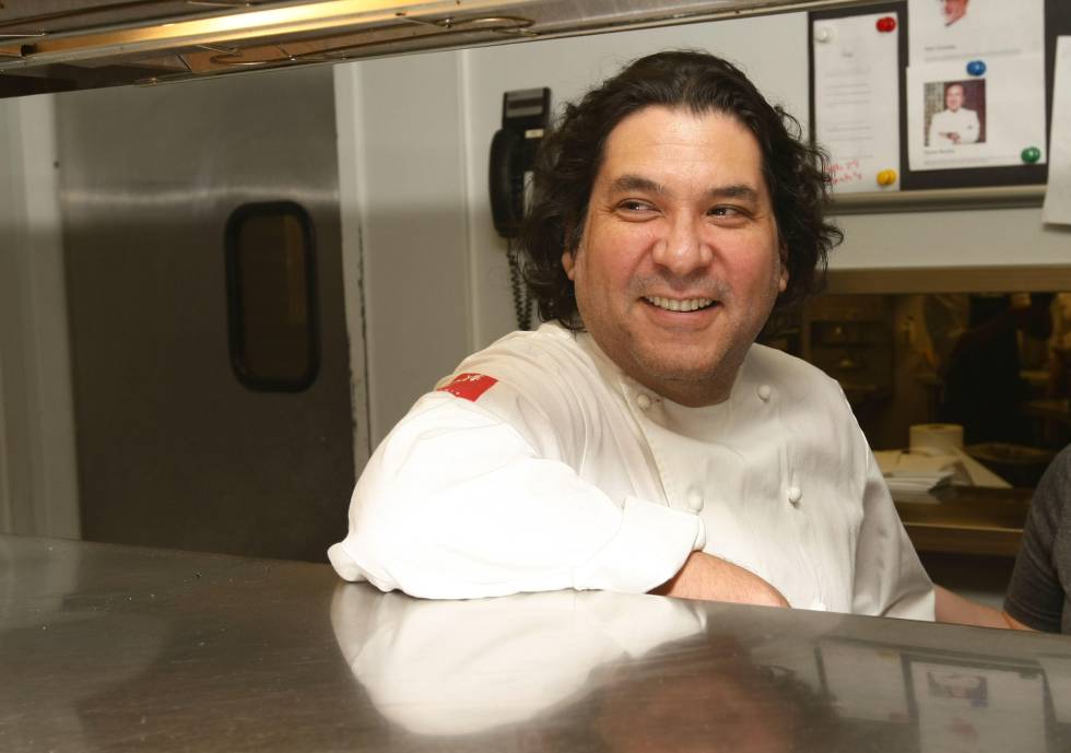 El chef peruano Gastón Acurio en su cocina.