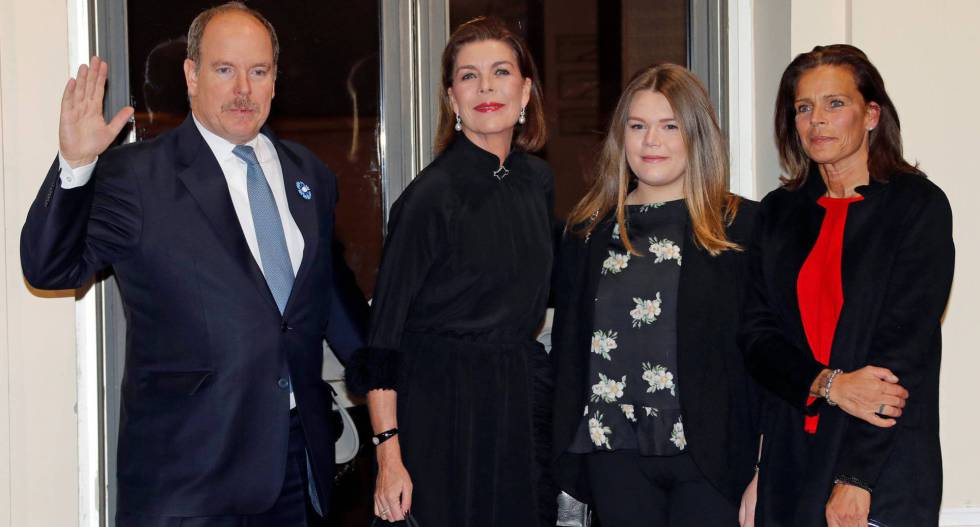 De izquierda a derecha: Alberto II de Mónaco, la princesa Carolina, Camille Gottlieb (hija de Estefanía) y Estefanía de Mónaco en un homenaje a su madre en noviembre de 2017.