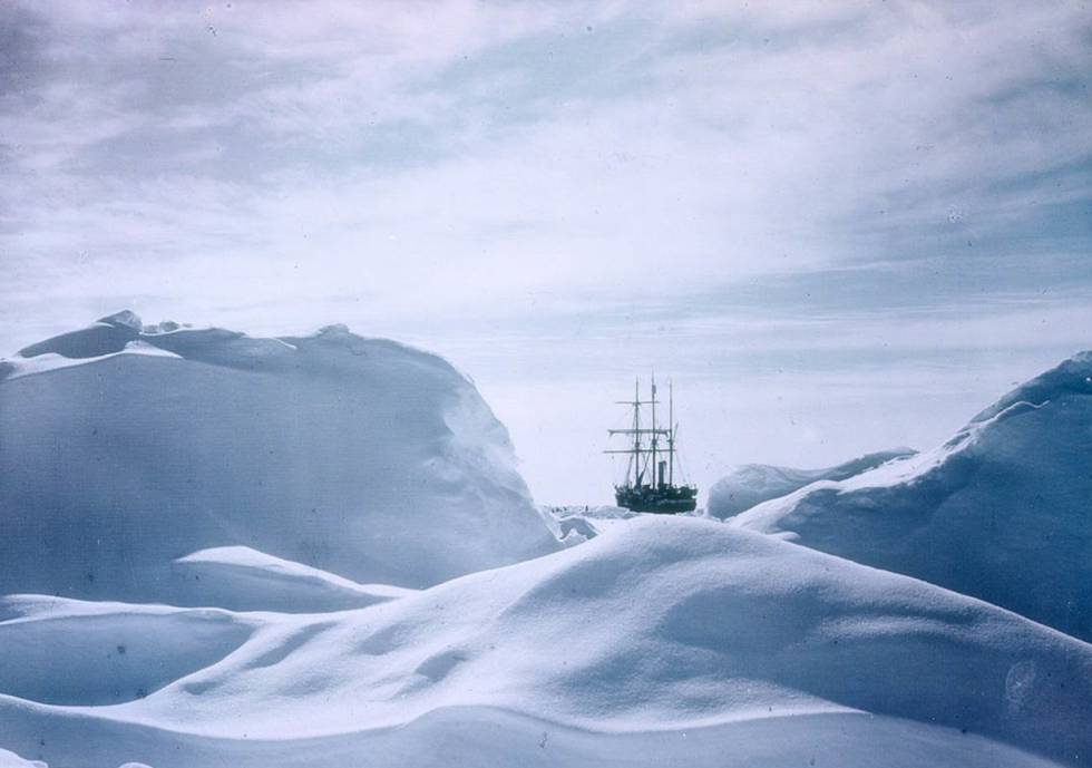 El barco 'Endurance' atrapado en el hielo durante su mÃtico viaje de expedición a la Antártida.
