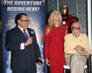 El publicista Jerry Olivarez con J.C. Lee y Stan Lee en 2016.