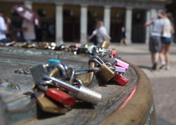 Atada, solo al cabecero de la cama