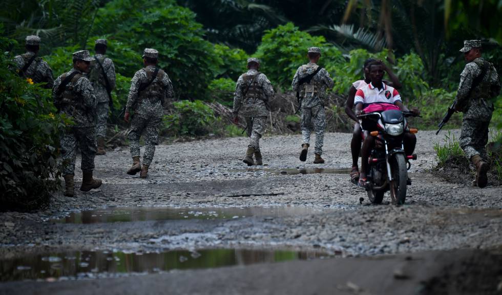 Los militares colombianos patrullan junto al río Mira, cerca de la frontera con Ecuador. 