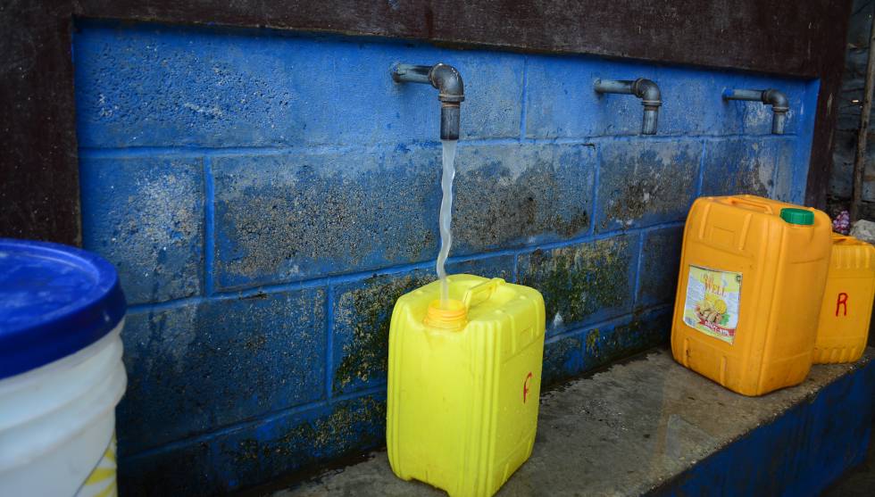 Kiosko de agua en Jacmel (Haití), adonde acude la población que no tiene suministro en casa.