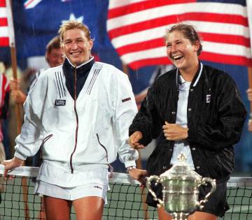 Steffi Graf y Monica Seles durante la entrega de trofeos del US Open en Nueva York en 1996. Graf ganó el partido 7-5, 6-4. Hacía tres años que la Serbia había sido apuñalada.