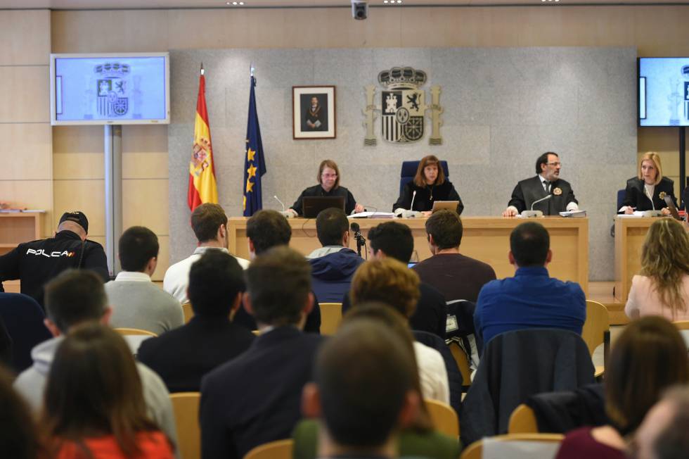 Juicio a los ocho acusados de agredir a dos guardias civiles y sus parejas en octubre de 2016 en la localidad navarra de Alsasua.