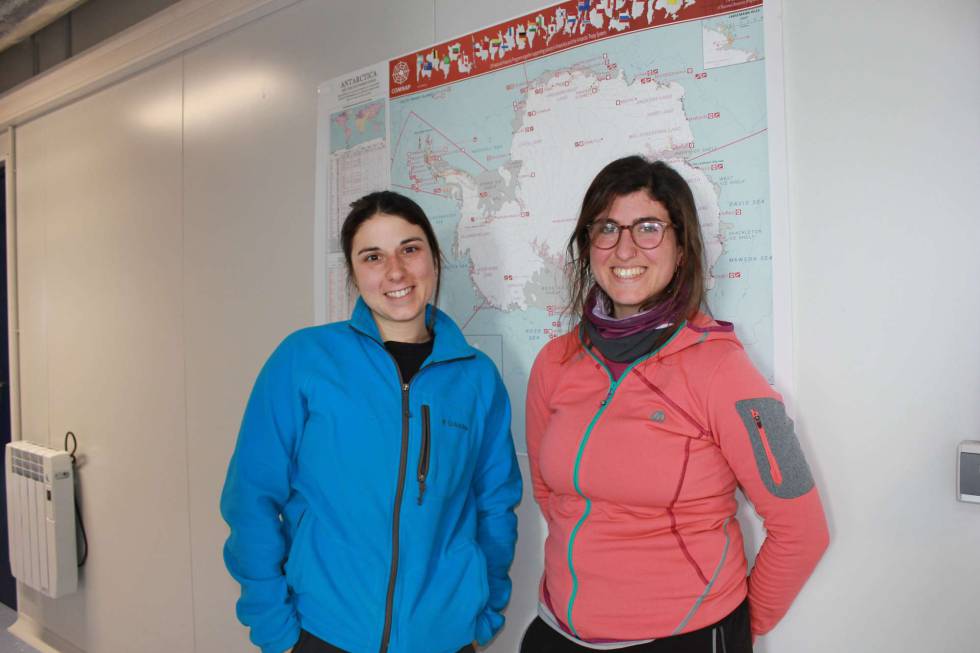 Gemma Casas y Alicia Martínez, científicas del proyecto SENTINEL fotografiadas en la base antártica Juan Carlos I durante la presente campaña.