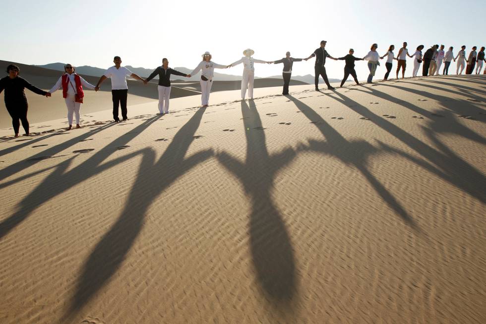 Un grupo de personas a la afueras de Ciudad JuÃ¡rez, Mexico.