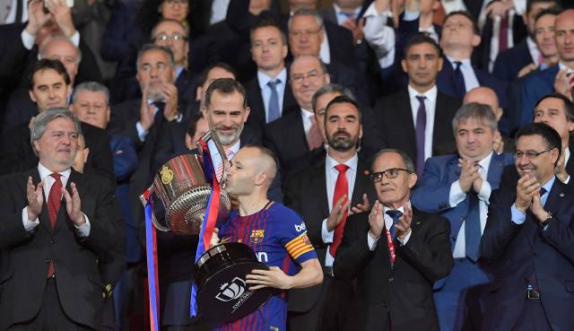 Andres Iniesta besa la Copa del Rey.