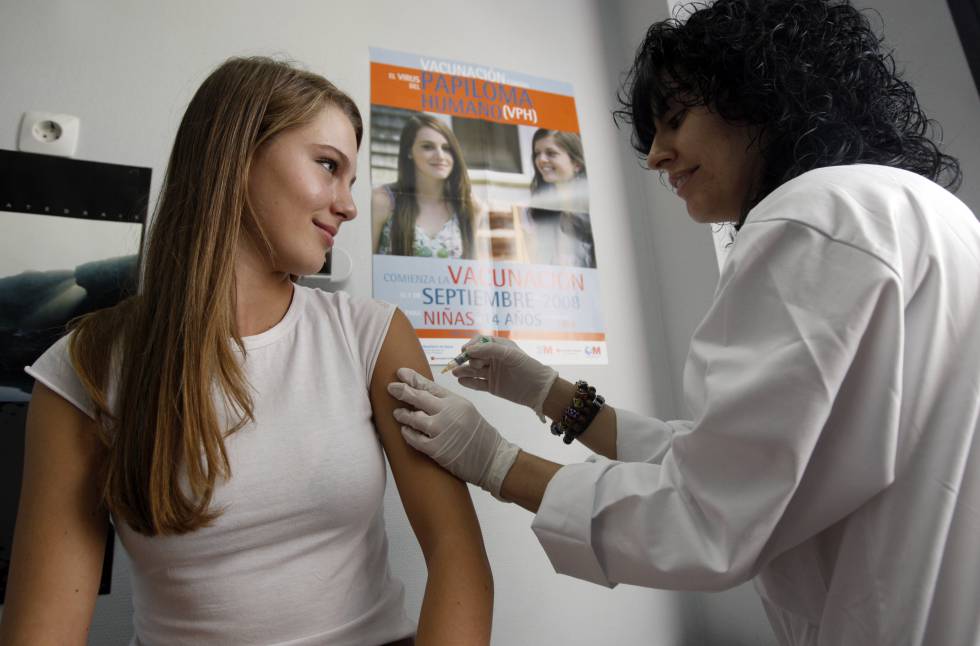 Una mujer joven recibe la primera dosis de la vacuna contra el virus del papiloma humano (VPH), en Madrid en 2008.