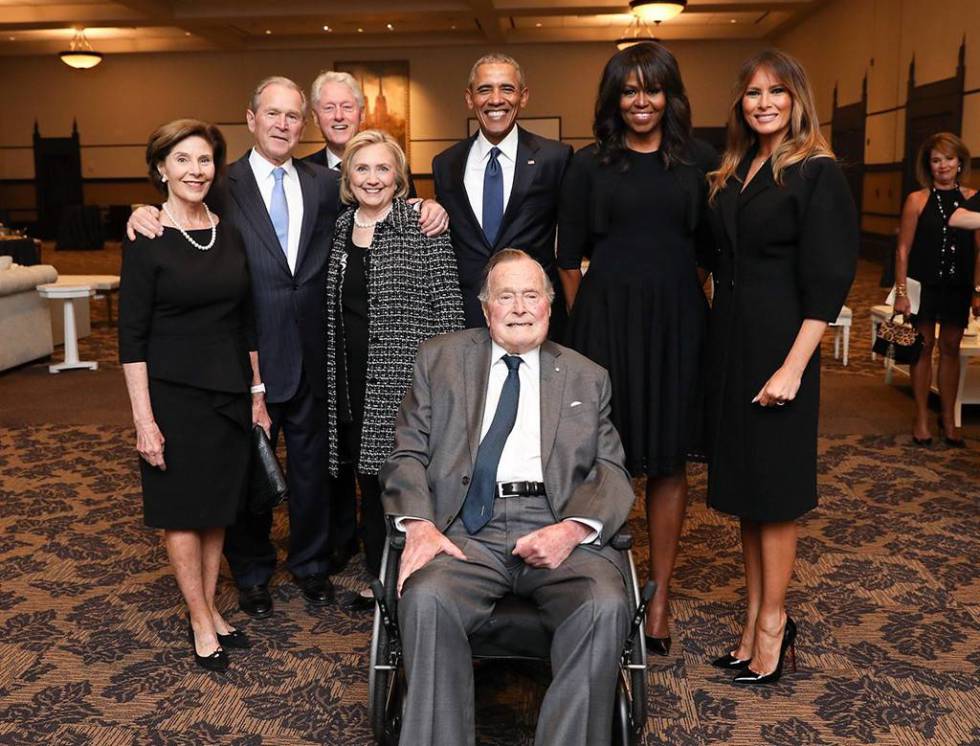 El viudo George H. W. Bush con todos sus sucesores en el cargo acompañados de sus mujeres y la actual primera dama.