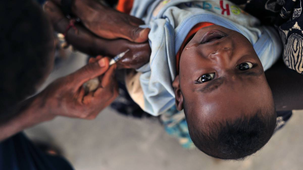 Las vacunas no solo evitan muertes, también pobreza