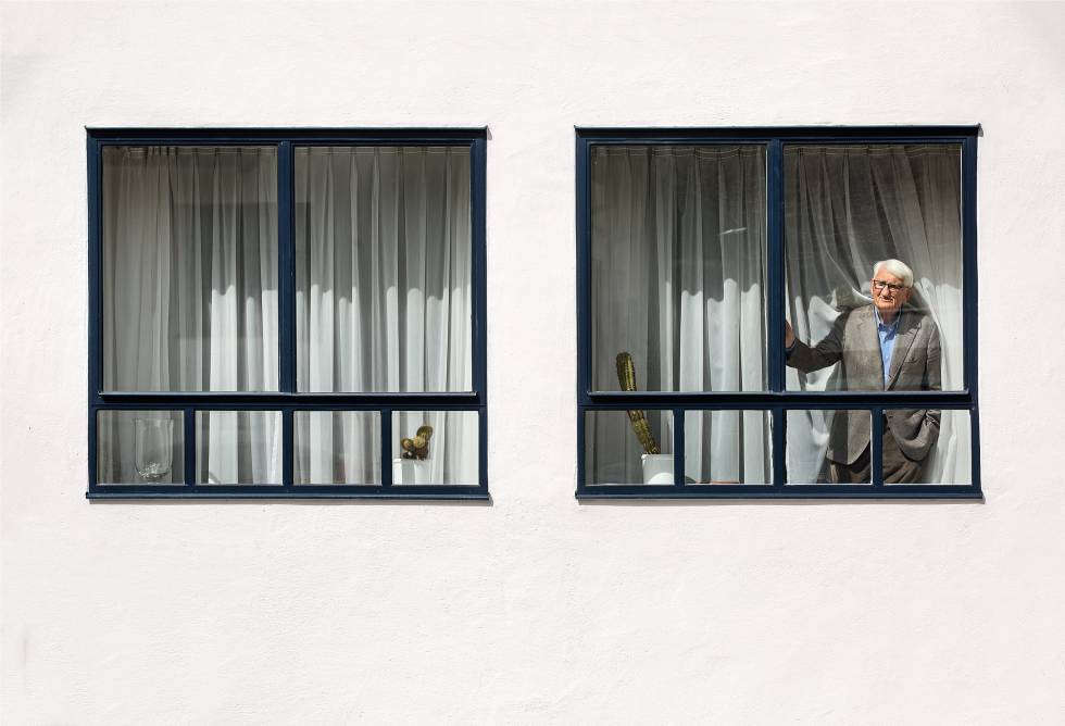 El pensador alemán se asoma a una ventana de la casa donde vive con su esposa, Ute, desde 1971.