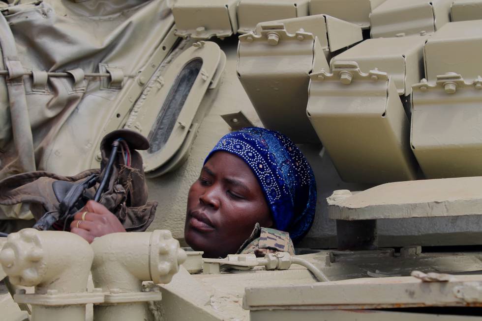 Las mujeres participan en combate en el ejército ugandés.