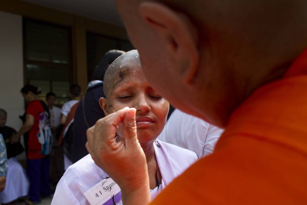 Budismo en Tailandia Budismo en Tailandia - Una mujer laica durante su ceremonia de ordenación como monja novicia budista en el templo Wat Songkdhammakalayani.