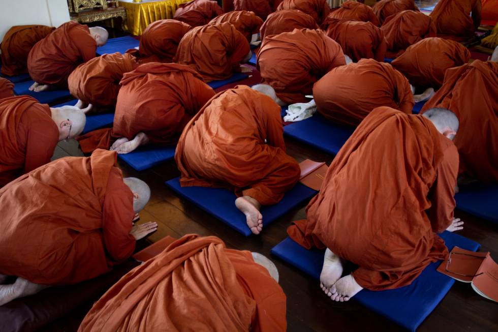 Budismo en Tailandia Budismo en Tailandia - Un grupo de monjas novicias budistas recién ordenadas rezan en el templo Songkdhammakalayani. BIEL CALDERÓN