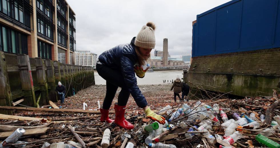 Una voluntaria recoge residuos de plÃ¡stico en Londres.