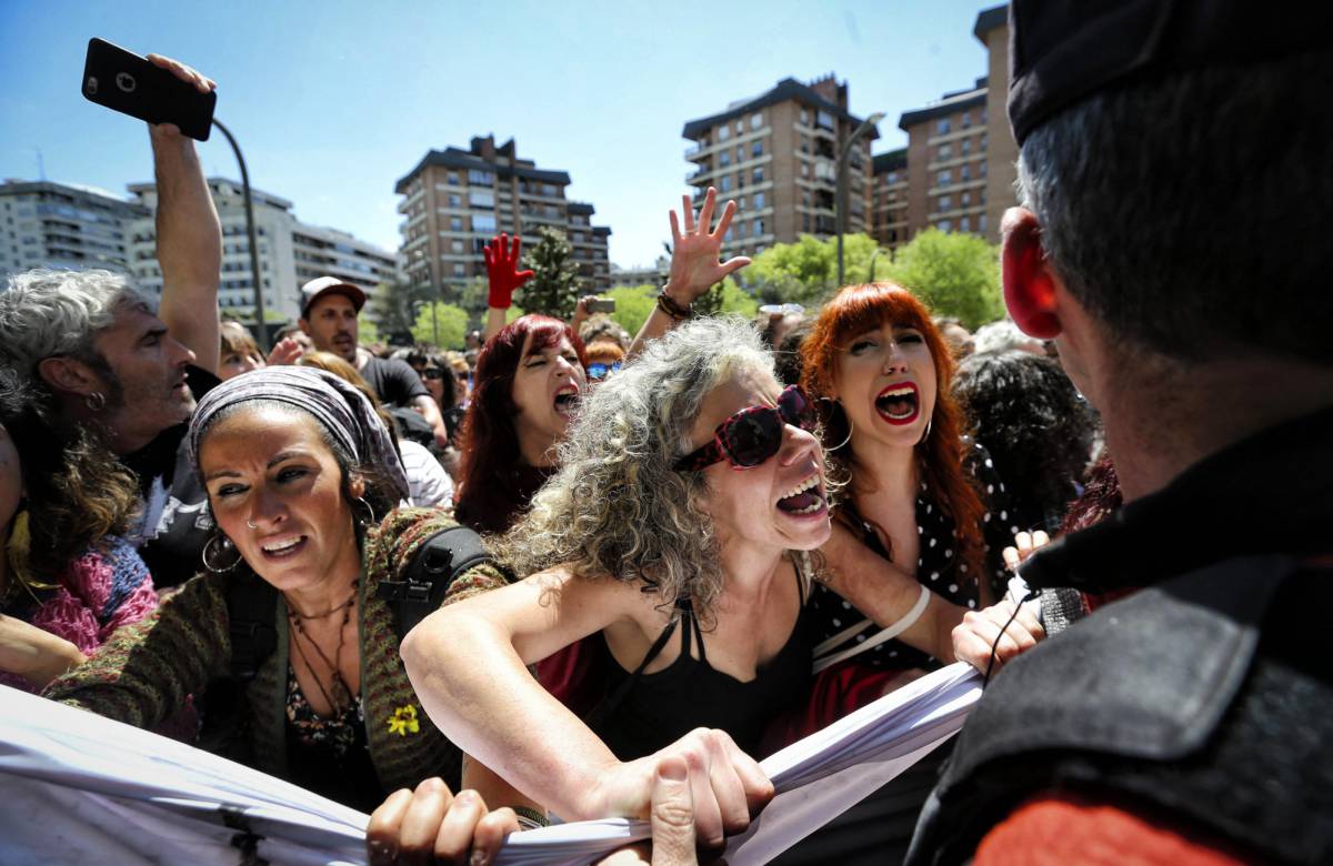 Protestas ante la Audiencia de Navarra tras conocerse la sentencia.