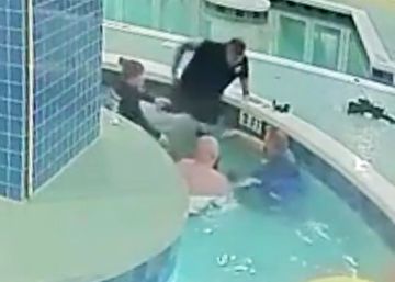 Un niño se queda atrapado en una piscina al ser succionado por una cañería