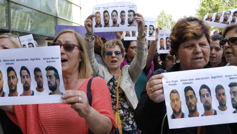 Concentración frente a los juzgados de Valencia en repulsa de la sentencia de La Manada.rn rn 