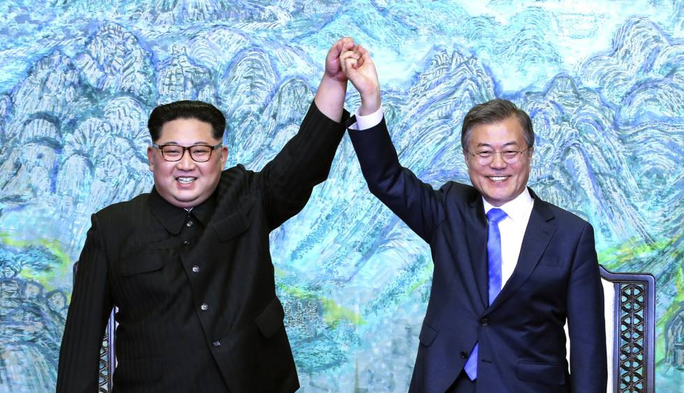 El presidente de Corea del Norte, Kim Jong Un, y el de Corea del Sur,  Moon Jae-in, levantan los brazos durante su encuentro de ayer. 