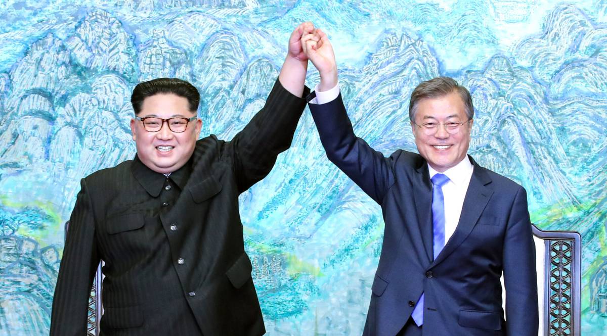 El lÃ­der de Corea del Norte, Kim Jong-un, saluda al presidente surcoreano, Moon Jae-in.