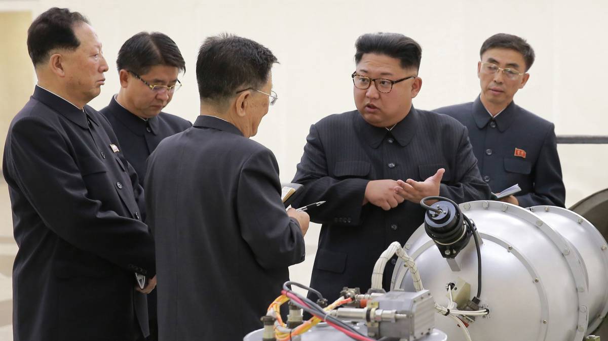 Kim supervisa el armamento, en 2017.