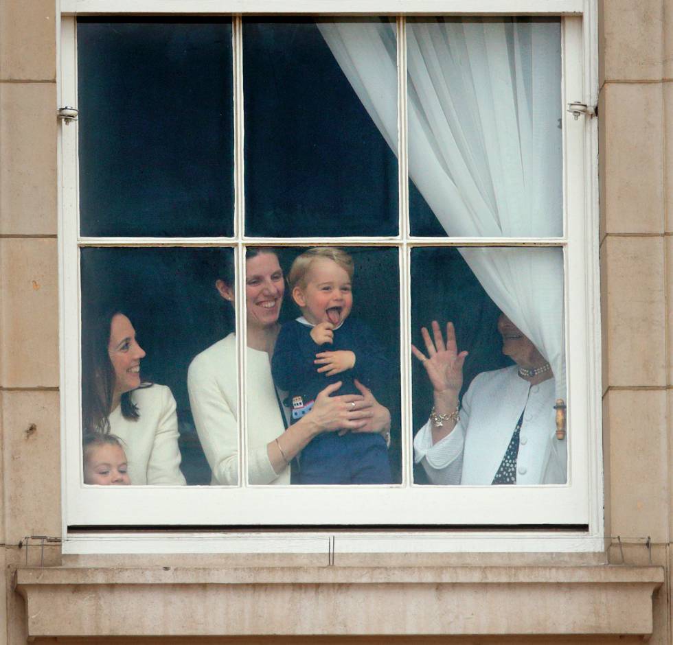 El príncipe Jorge en brazos de su niñera, Maria Teresa Turrión, en el palacio de Buckingham en 2015. 
