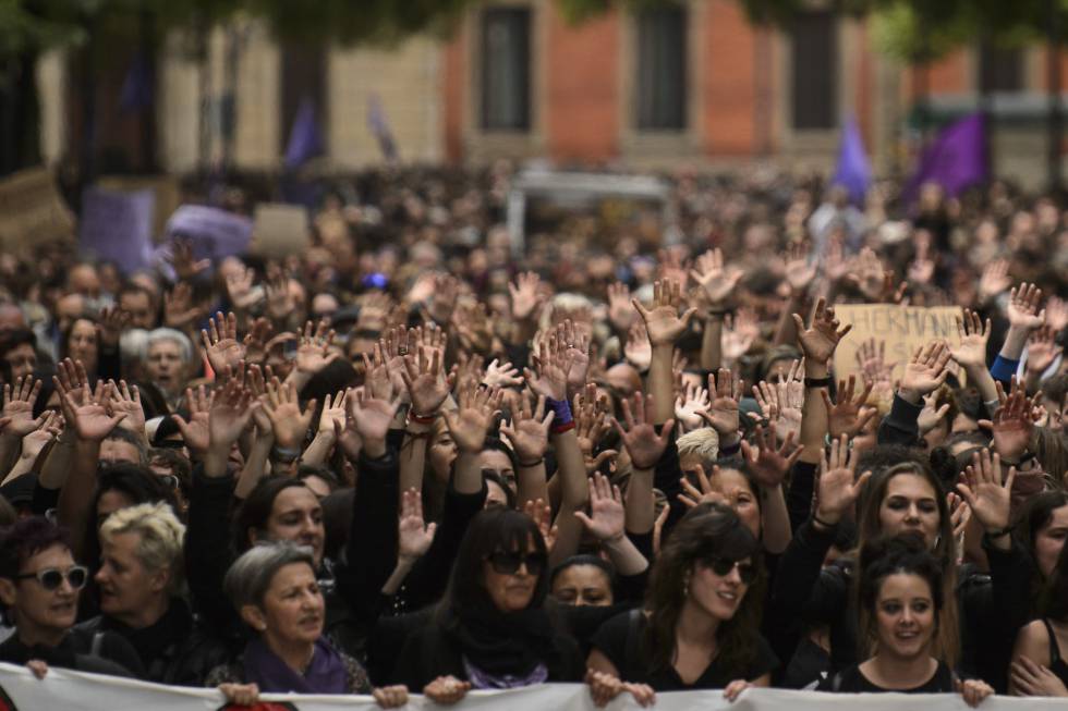 Miles de personas se manifiestan en Pamplona en contra de la sentencia de â€œLa Manadaâ€. 