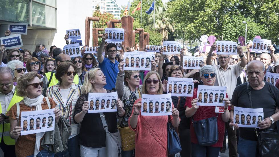 Concentración frente a los juzgados de Valencia en repulsa de la sentencia de la Manada.rn