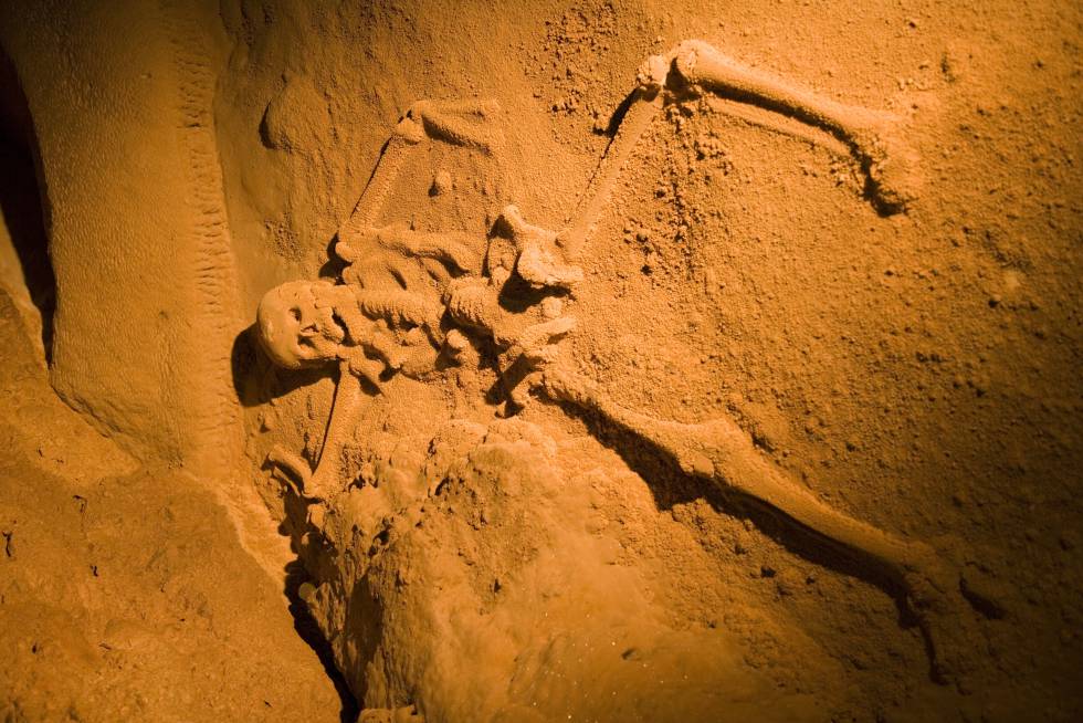 Esqueleto de la Doncella de Cristal, una joven maya sacrificada en una cueva de Belice.