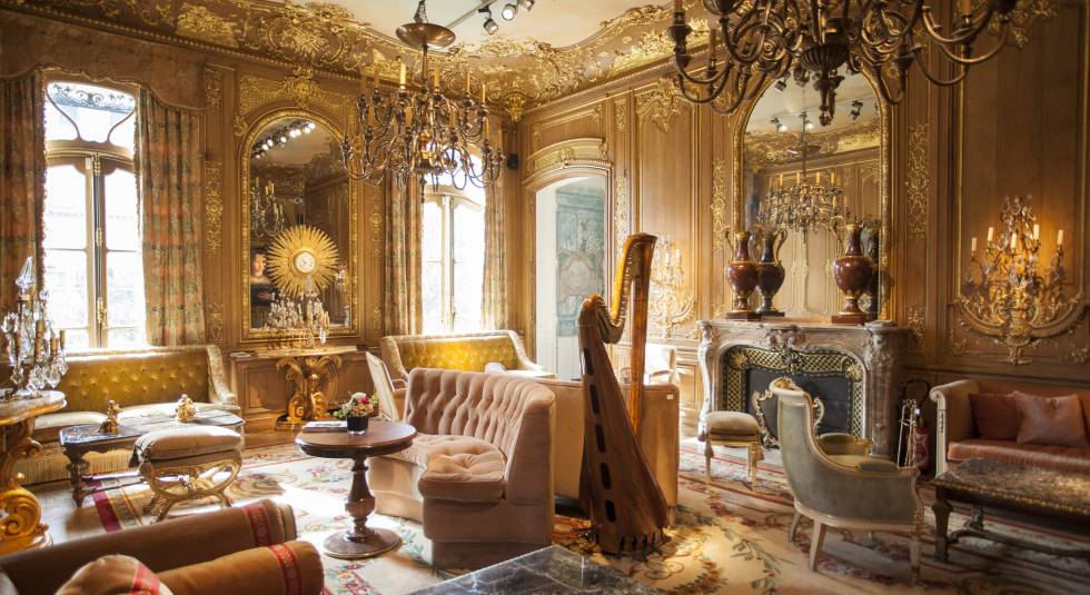 El SalÃ³n Proust, lleno de muebles, del Ritz de ParÃ­s.