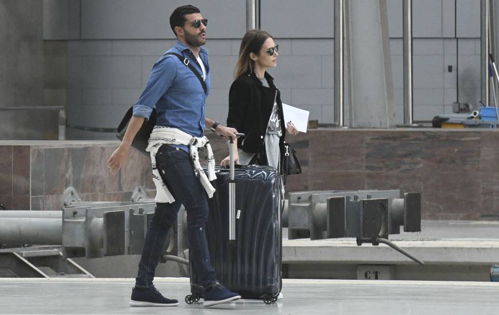 La actriz Paula Echevarría y el futbolista Miguel Torres en la estación de Málaga el pasado día 23. 