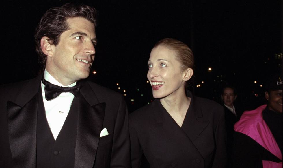 John F. Kennedy Jr. y su mujer , Carolyn Bessette Kennedy, llegando a una gala en Nueva York poco antes de su muerte en accidente de avioneta.