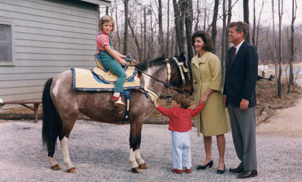 El presidente John F. Kennedy con su mujer, Jacqueline, y sus dos hijos, Carolina (en el pony) y John Jr, en marzo de 1963.