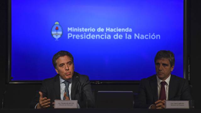 Los ministros de Hacienda y de Finanzas.