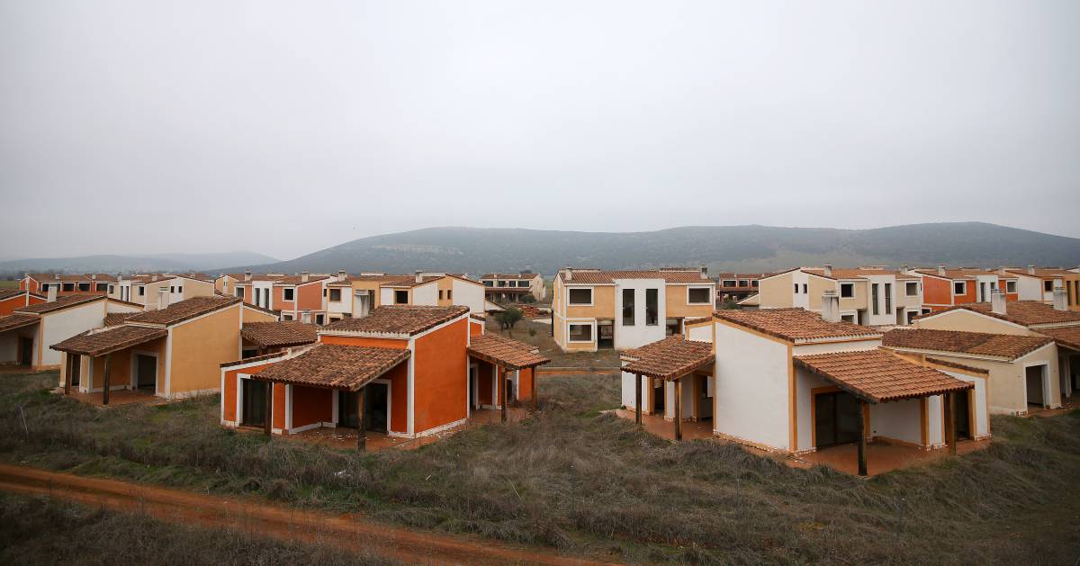Viviendas abandonadas a medio construir en Villamayor de Calatrava (Ciudad Real).
