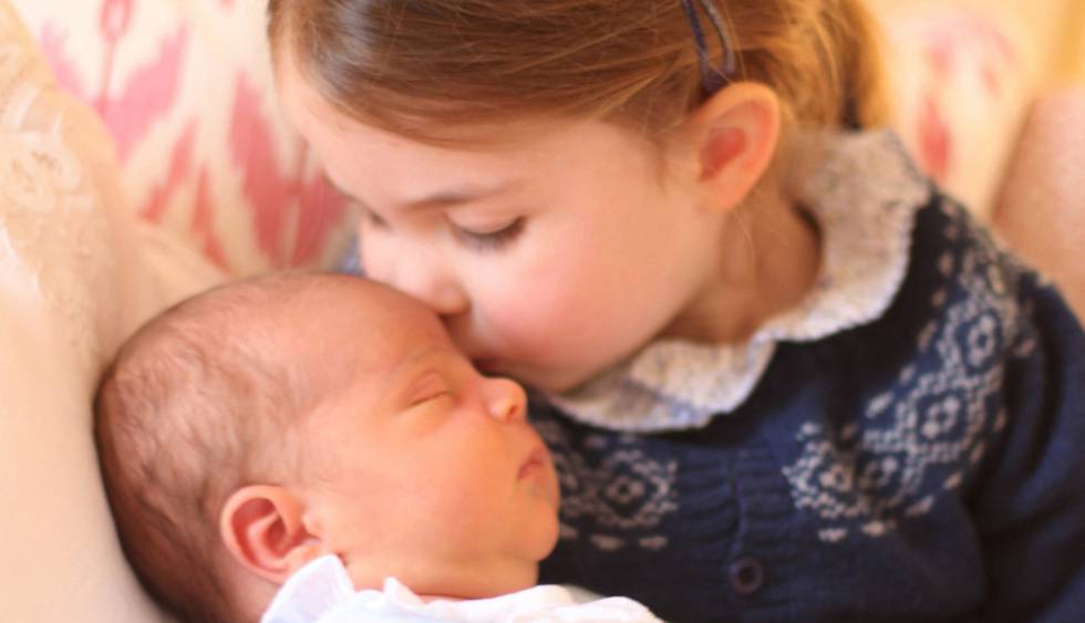 La principessa Carlota bacia suo fratello Luis in una fotografia scattata da sua madre, la duchessa di Cambridge, il 2 maggio 2018.