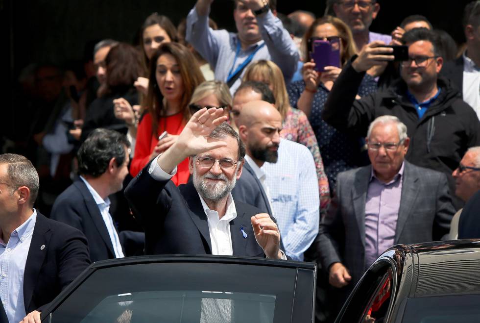 El presidente del Gobierno, Mariano Rajoy, se despide de sus simpatizantes tras un acto organizado por el PP el sábado en Alicante, cuya alcaldÃa acaba de recuperar el partido.